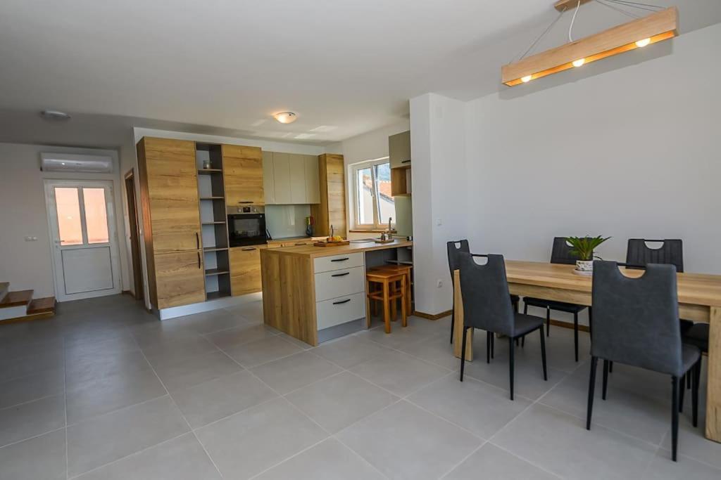 Stunning Beachfront With Roof Terrace *