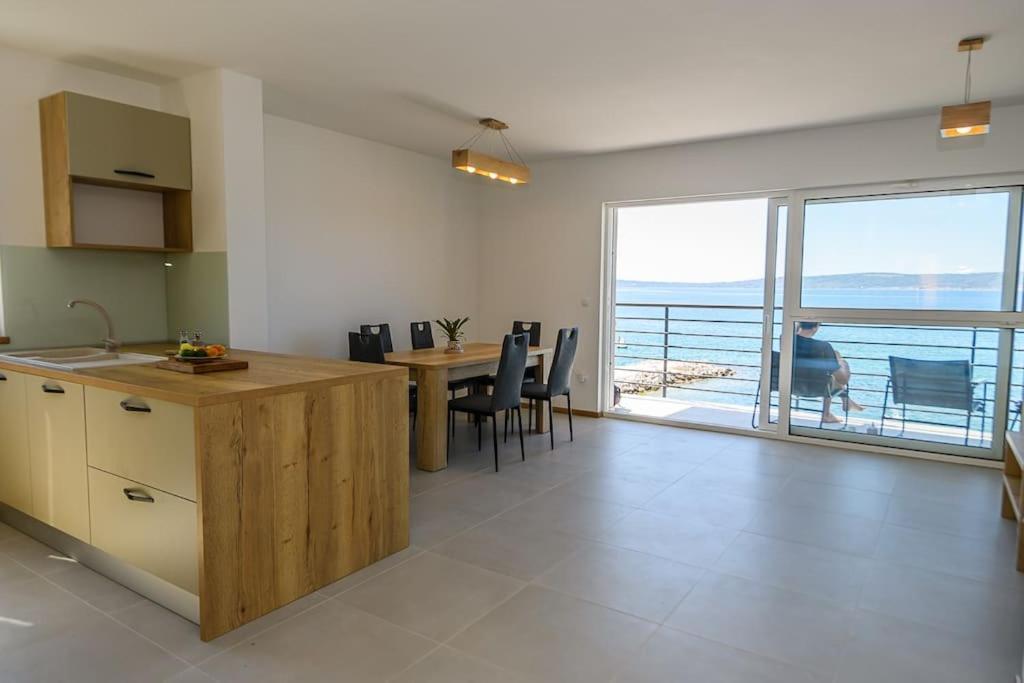 Stunning Beachfront With Roof Terrace Apartment