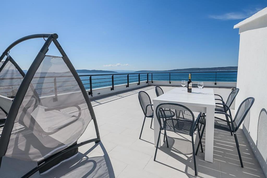 Stunning Beachfront With Roof Terrace Apartment *