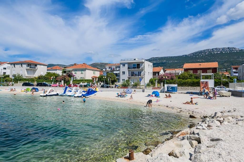 Stunning Beachfront With Roof Terrace Apartment *