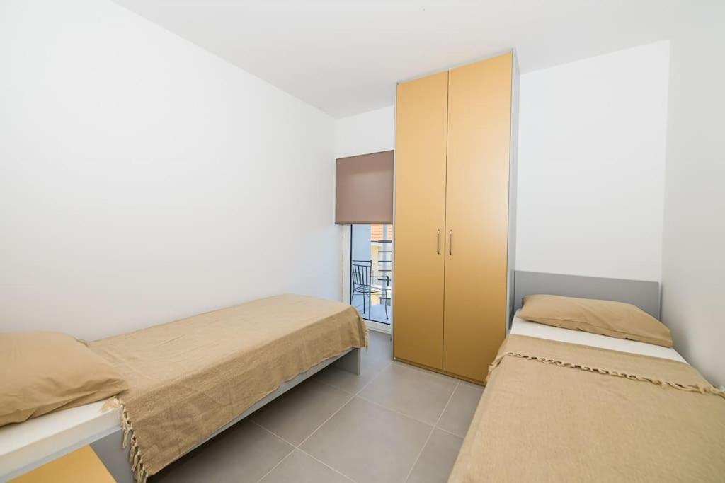 Apartment Stunning Beachfront With Roof Terrace *