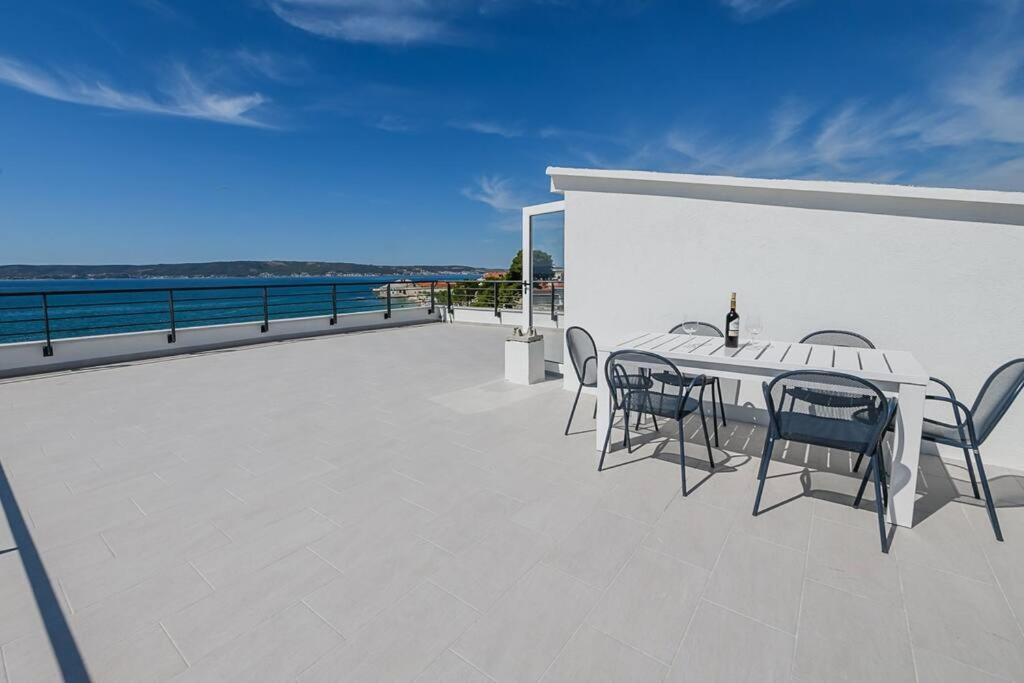 Stunning Beachfront With Roof Terrace Kastela